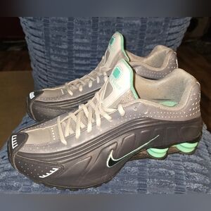 EUC Nike Shox R4 Dark Charcoal/Black-Clay/Gray & Mint Green Shoes Men 9 EU 42.5